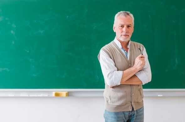 Imagem mostrando um professor de sucesso em frente à uma lousa
