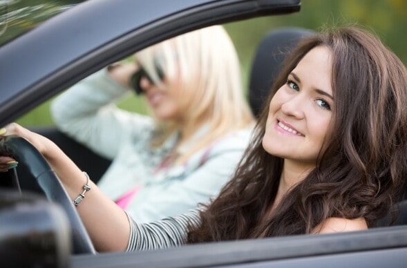 Adolescente dirigindo um carro