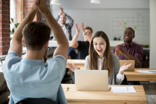 Imagem de um escritório com vários trabalhadores felizes