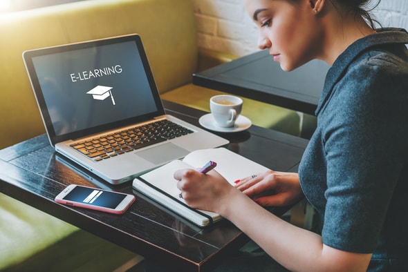 Menina estudando inglês em frente ao computador