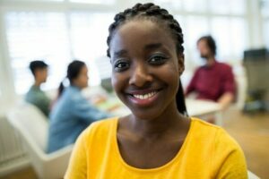 Imagem de uma mulher negra que descreve o texto sobre as profissões do futuro.