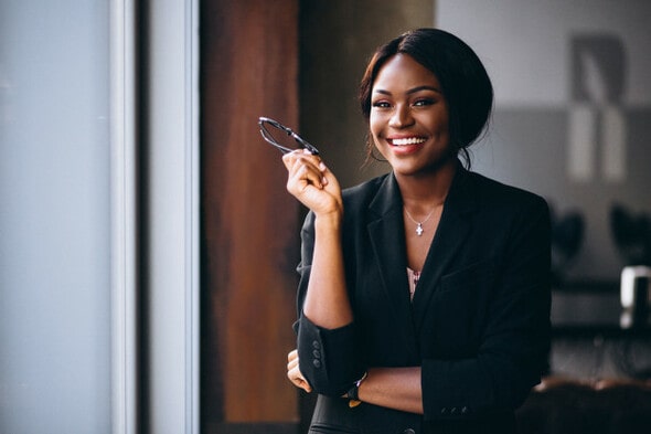 Imagem de uma mulher empreendedora e empoderada, lembrando o Dia da Mulher.